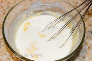 Оладьи на йогурте: Добавить молоко