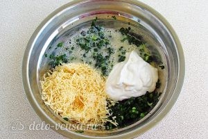 Оладьи с зеленым луком: Добавить яйцо, майонез и сыр