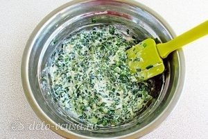 Оладьи с зеленым луком: Добавить соль