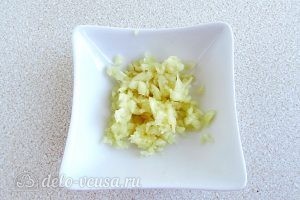 Острый салат с курицей: Измельчаем чеснок