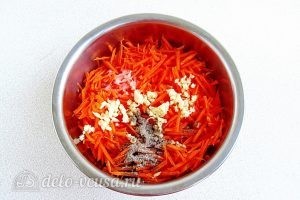 Острый салат с курицей: Добавляем к моркови и чесноку соль, перец и уксус