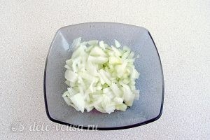 Острый салат с курицей: Нарезаем лук