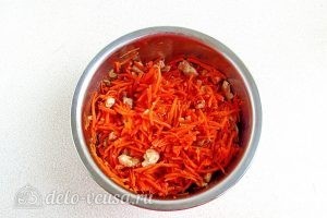 Острый салат с курицей: Добавляем к моркови лук и филе