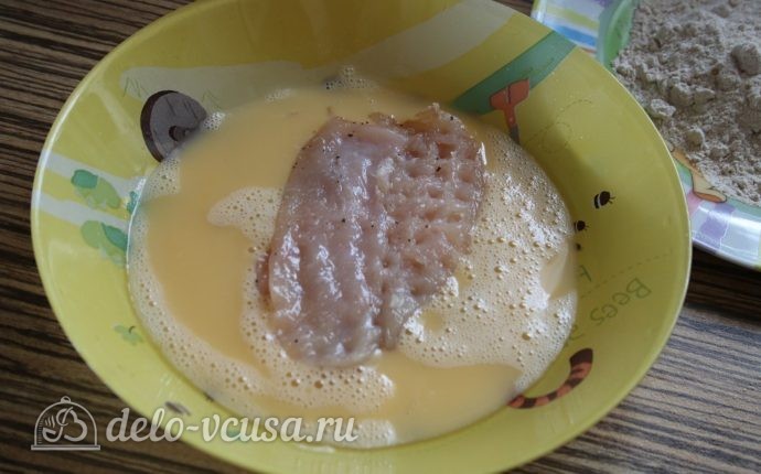 Отбивная из куриного филе: Окунаем мясо в яйцо