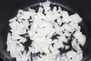 Овощное рагу с кабачками: Обжарить лук