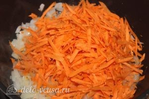 Овощное рагу с кабачками: Добавить морковь