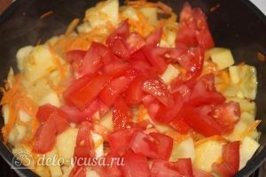 Овощное рагу с кабачками: Добавить помидор