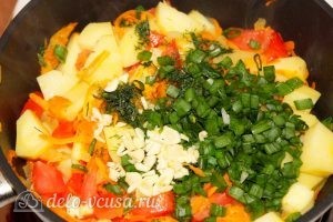 Овощное рагу с кабачками: Добавить зелень и чеснок