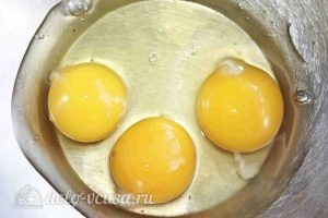 Печенье на кефире: Разбиваем яйца