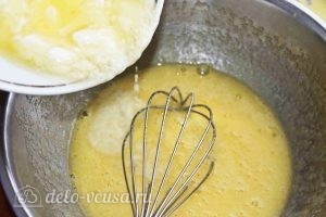 Печенье на кефире: Взбиваем яйца с сахаром