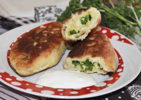 Пирожки на кефире с яйцом и зеленым луком