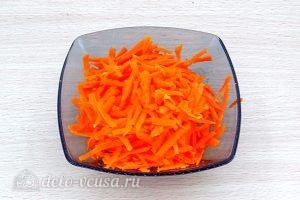 Щи из свежей капусты с плавленым сыром: Натереть морковь