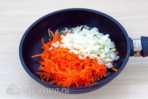 Щи из свежей капусты с плавленым сыром: Лук и морковь выложить на сковороду