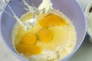 Капкейки с творожным кремом: Добавляем яйца