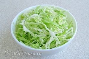 Салат с морковкой по-корейски и копченой колбасой: Шинкуем капусту