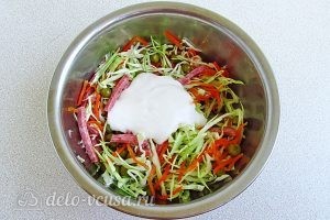 Салат с морковкой по-корейски и копченой колбасой: Заправляем майонезом