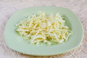 Салат с крабовыми палочками, сыром и помидорами: Нашинковать капусту