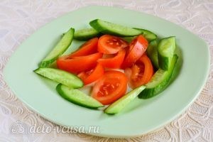 Салат с крабовыми палочками, сыром и помидорами: Нарезать овощи