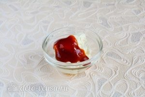 Салат с крабовыми палочками, сыром и помидорами: Смешать кетчуп и майонез