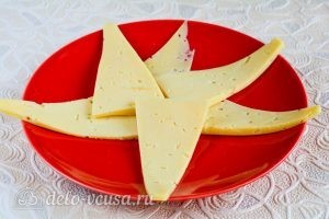 Салат с крабовыми палочками, сыром и помидорами: Выложить сыр