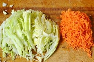 Салат Фунчоза с грибами: Измельчаем капусту и морковь