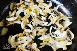 Салат Фунчоза с грибами: Пассеруем лук и грибы
