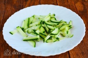 Салат из капусты, огурцов и помидоров: Нарезать огурцы