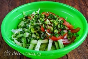 Салат из капусты, огурцов и помидоров: Добавить зелень и чеснок