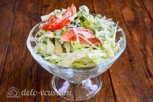 Салат из капусты, огурцов и помидоров: Выложить в блюдо