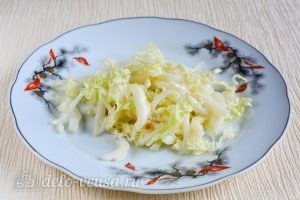 Салат с капустой, помидорами и кукурузой: Нашинковать капусту