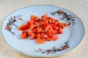 Салат с капустой, помидорами и кукурузой: Нарезать помидоры