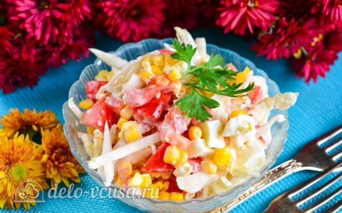 Салат с капустой, помидорами и кукурузой