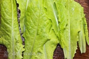 Салат с колбасой, яйцом и блинами: Подготавливаем листья салата