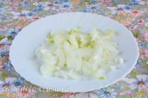 Салат с курицей и овощами: Нарезать лук