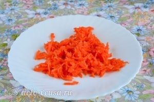 Салат с курицей и овощами: Натереть морковь