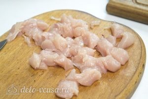 Салат с курицей и фетой: Нарезаем филе