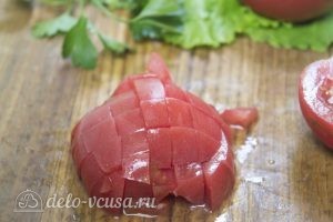 Салат с курицей и фетой: Нарезаем помидор