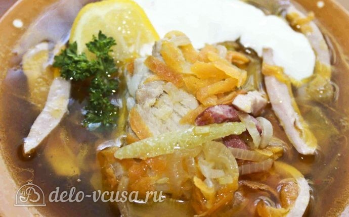 Мясная солянка с колбасами: Добавляем зелень и лимон