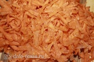Мясная солянка с колбасами: Натираем морковь