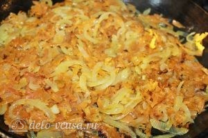 Мясная солянка с колбасами: Обжариваем лук и морковь