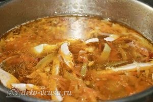 Мясная солянка с колбасами: Добавляем томатный соус