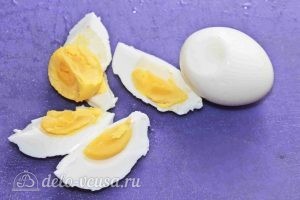 Щавелевый суп с курицей: Отвариваем и нарезаем яйца
