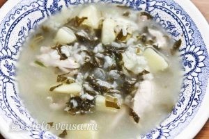 Щавелевый суп с курицей: Разливаем суп по тарелкам
