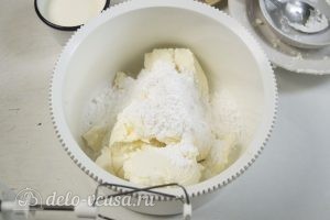 Сливочно-сырный крем: Соединяем сыр с сахарной пудрой