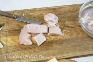 Сосиски куриные с сыром: Нарезать филе