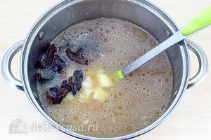 Гороховый суп с грибами: Добавить картофель и грибы
