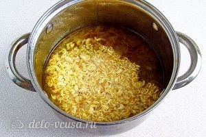 Суп из вермишели быстрого приготовления: фото к шагу 12.