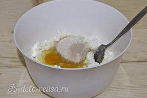 Сырники с овсяной мукой: Добавляем сахар, ванильный сахар, соль