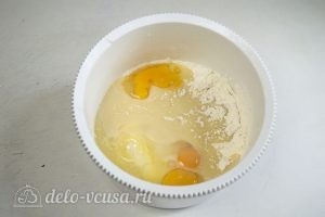 Торт Молочная девочка: Смешать яйца, муку, соль, разрыхлитель, сгущенку