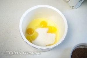 Торт Прага по ГОСТу: Взбить яйца с сахаром